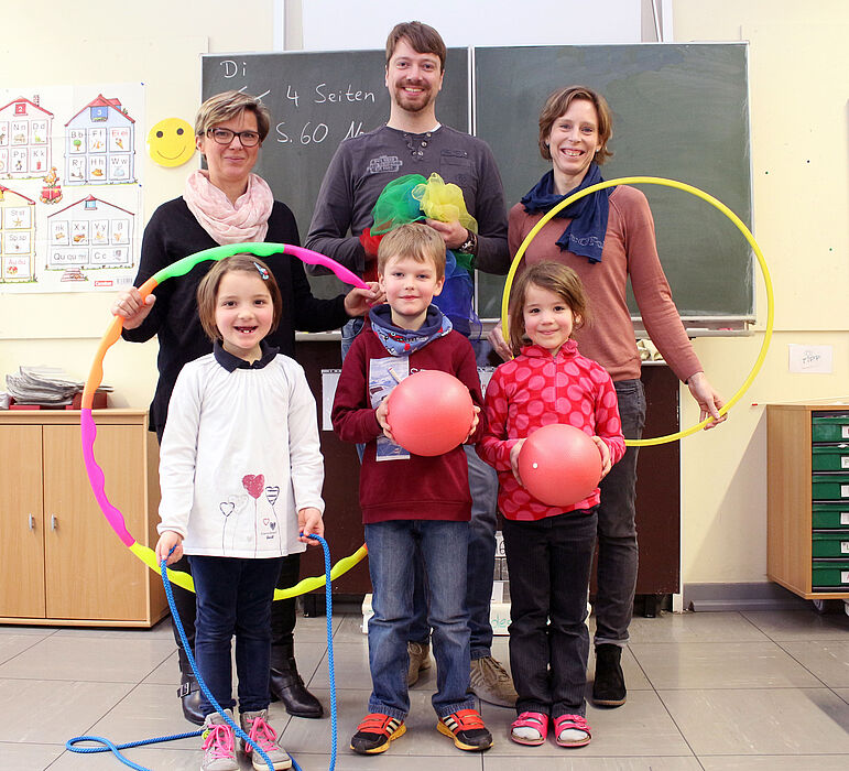 Foto (Universität Paderborn, Heiko Appelbaum): PaSS bringt Spaß und Bewegung. Hinten v. l.: Nicole Satzinger, Boris Husemann (Konrektor der Marienschule Paderborn, Jun.-Prof. Dr. Miriam Kehne; vorn v. l.: Finja, Lars und Nala.