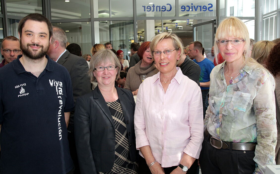 Foto (Universität Paderborn, Vanessa Dreibrodt): Feierten das zehnjährige Jubiläum der Servicestelle: (v. l. n. r.) AStA-Vorsitzender Philipp Kaibel, Vizepräsidentin Simone Probst, Karin Bussemas, Team-Sprecherin Service Center, und Susanne Schwalk, S