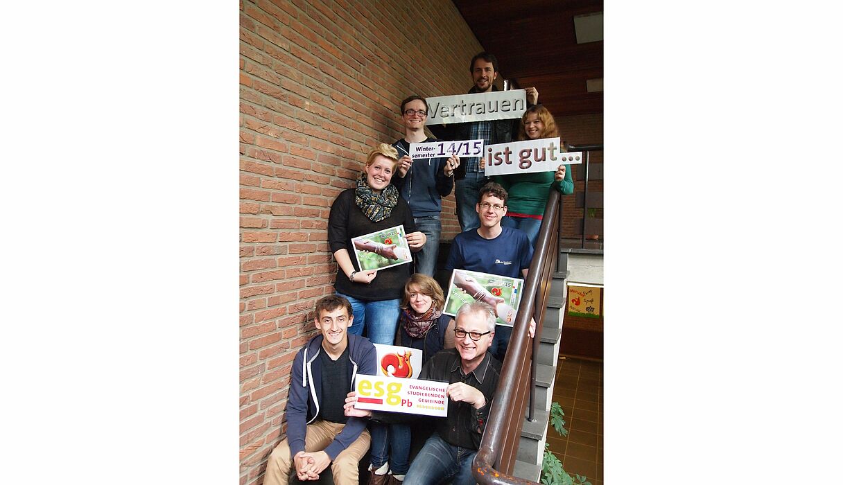 Auf dem Foto sind neben Studierenden zu sehen: Unten rechts: Matthias Surall. Oben rechts: Angelique Smorra. Mitte links: Jessica Müller.