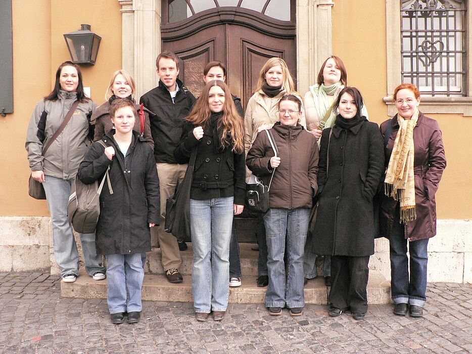 Foto: Kunst-Studierende der Projektgruppe eLearning und Prof. Dr. Jutta Ströter-Bender (re.) von der Uni Paderborn überreichten in Weimar ein umfangreiches Konzept für die Gestaltung des Internetauftrittes eines zukünftigen Bildungsportals der Klassik
