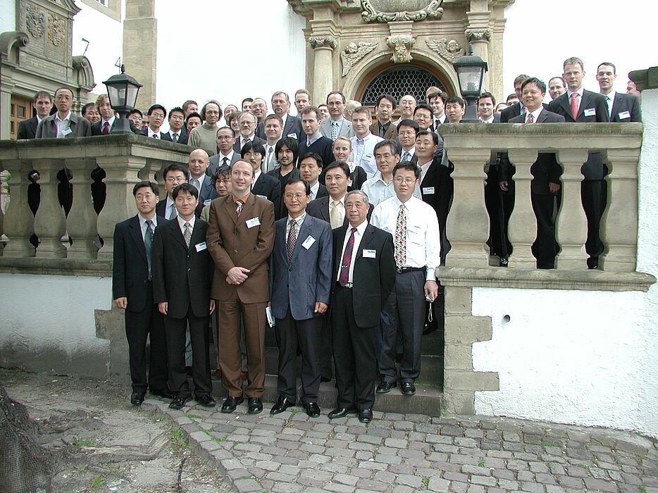 Foto: Teilnehmer des 2nd International Workshop on Piezoelectric Materials and their Applications in Actuators vor dem Liborianum mit den Tagungsleitern Dr. Seok-Yin Yoon (Korean Institute of Science and Technology) und Prof. Dr.-Ing. Jörg Wallaschek (He