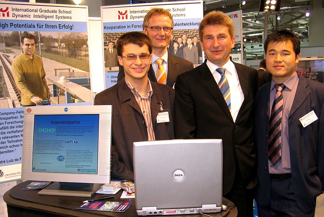Foto (Dr. Antje Hartmann-Strünck, MIWFT) (v. li.): Semir Osmic aus Bosnien (Graduate Student), Dr. Eckhard Steffen (Geschäftsführer International Graduate School, Universität Paderborn), Innovationsminister Prof. Dr. Andreas Pinkwart und Su Zhao aus C