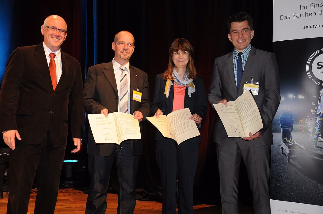 Foto (Friedrich Kulke, Feuerwehr Hamm): Dirk Aschenbrenner (Präsident der vfdb e. V.) zeichnete (v. l.) Dr. Michael Neske (Institut der Feuerwehr Sachsen-Anhalt), Sabina Kaczmarek (Berliner Feuerwehr), Dr.-Ing. Jens Pottebaum (Universität Paderborn) und
