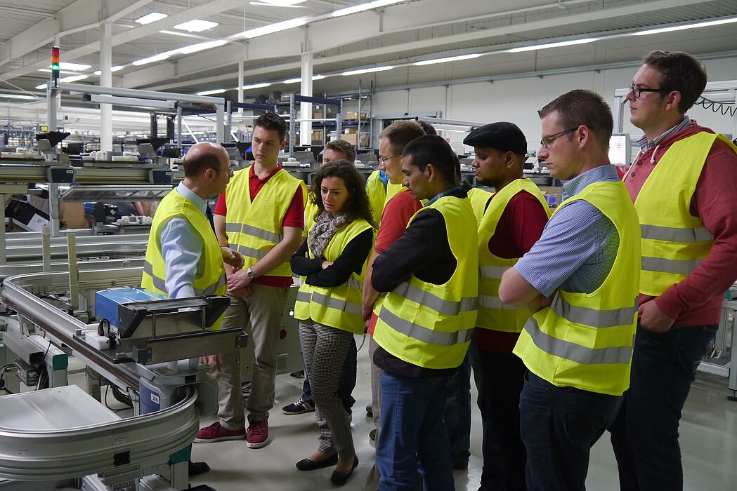Abbildung: Bei der Hörmann KG erklärte Seminarleiter Horst Seibert den Studenten den Herstellungsprozess von Garagentorantrieben. Foto: pro Wirtschaft GT