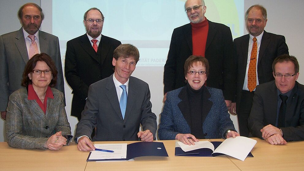 Foto (Mark Heinemann, Universität Paderborn): Freuen sich über die Bildungspartnerschaft: (v. l. sitzend): Prof. Dr. Dorothee Meister, Präsident Prof. Dr. Nikolaus Risch, Regierungspräsidentin Marianne Thomann-Stahl, Michael Uhlich, (v. l. stehend) Pr