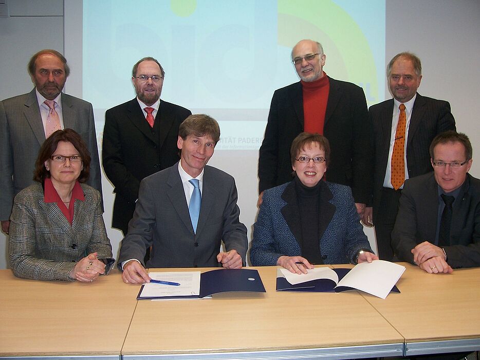 Foto (Mark Heinemann, Universität Paderborn): Freuen sich über die Bildungspartnerschaft: (v. l. sitzend): Prof. Dr. Dorothee Meister, Präsident Prof. Dr. Nikolaus Risch, Regierungspräsidentin Marianne Thomann-Stahl, Michael Uhlich, (v. l. stehend) Pr