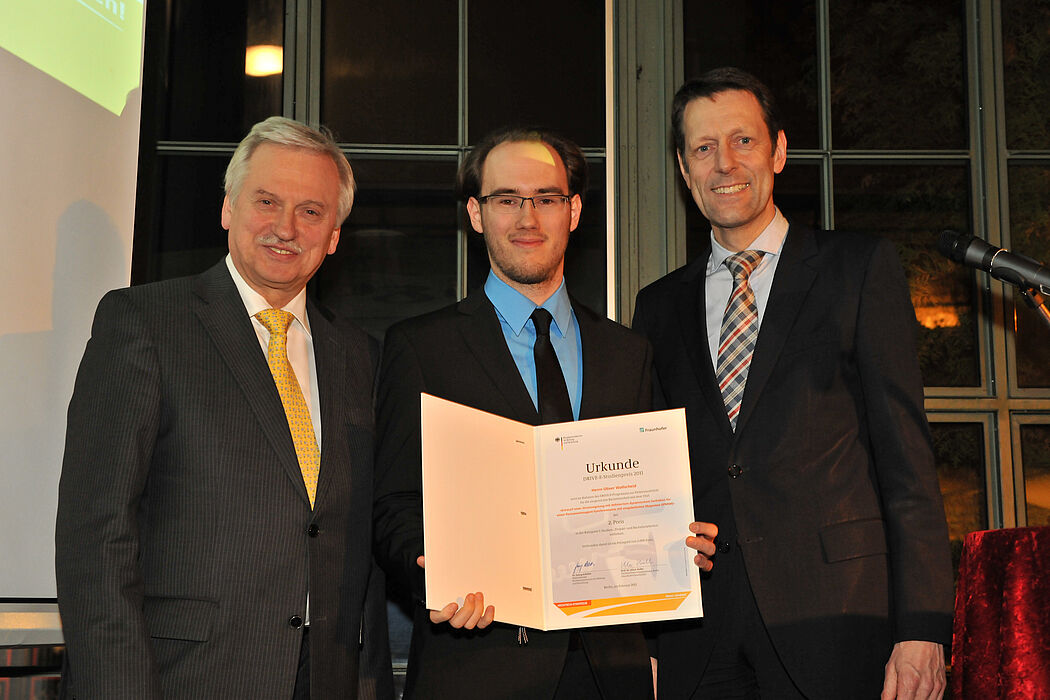 Foto (BMBF): Prof. Dr. Ulrich Buller (l.), Forschungsvorstand in der Fraunhofer-Gesellschaft, und Dr. Georg Schütte (r.), Staatssekretär im Bundesministerium für Bildung und Forschung (BMBF), überreichten den mit 2.000 Euro dotierten DRIVE-E-Studienpr