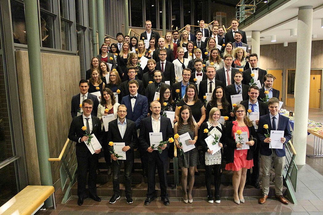 Foto (Universität Paderborn, Heiko Appelbaum): Die Absolventinnen und Absolventen der Fakultät für Naturwissenschaften aus dem Prüfungsjahr 2016.