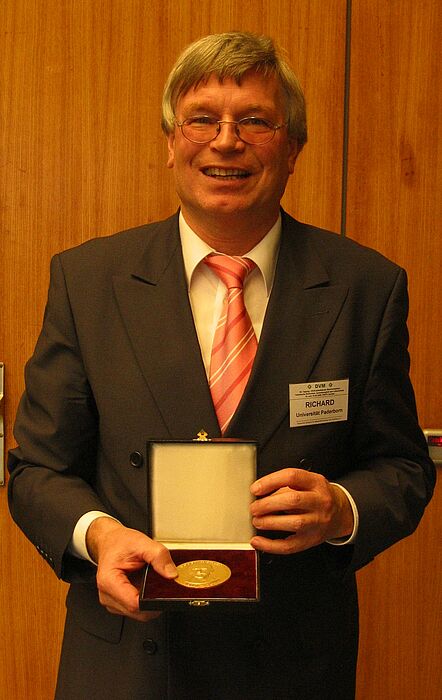 Foto: Prof. Dr. Hans Albert Richard ausgezeichnet mit August-Wöhler-Medaille des DVM