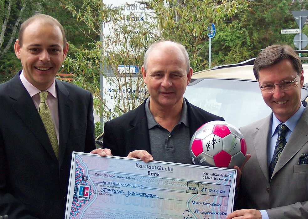 Foto: Neu Isenburg 18.09.2006 Spendenübergabe KarstadtQuelle Bank / Stiftung Jugendfußball