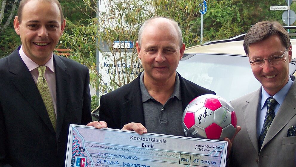 Foto: Neu Isenburg 18.09.2006 Spendenübergabe KarstadtQuelle Bank / Stiftung Jugendfußball