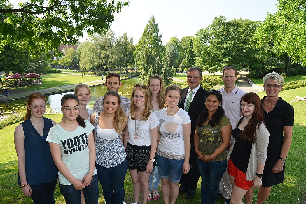Foto (Stadt Paderborn, Daniel Höing): Studierende der Fakultät für Kulturwissenschaften, Universität Paderborn, mit Bürgermeister Michael Dreier, der Technischen Beigeordneten Claudia Warnecke, und dem Seminarleiter Heiko Appelbaum vor der Kulisse de