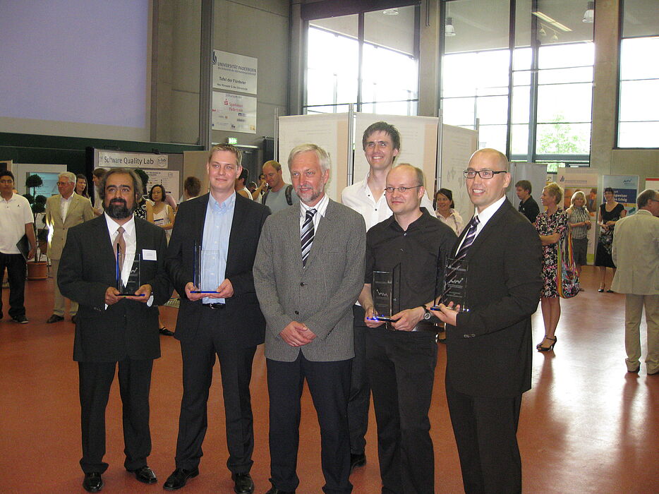 Foto (Universität Paderborn): v. li.: Soheil Khoury (Controller Institut), Tobias Altemeier (VegaSystems), Prof. Dr. Wilhelm Schäfer (Vizepräsident der Universität Paderborn), Christoph Schmidt (Dixeno), Olaf Menne (Lautstrom) und Adelhard Türling (a
