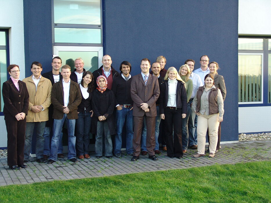 Foto: Die Teilnehmer der Szenarioübung: Studierende der Wirtschaftswissenschaften der Universität Paderborn, Dr. Ralf Ohlendorf von der Fakultät für Wirtschaftswissenschaften, Almut Brünger und Stefan Holst von der UNITY AG.