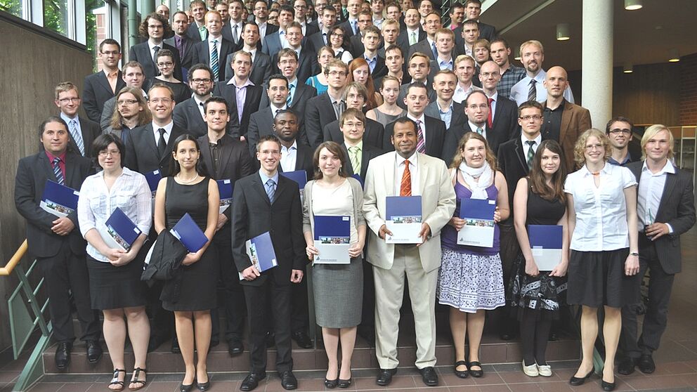 Foto (Universität Paderborn, Mark Heinemann): Grund zur Freude: Die Fakultät für Elektrotechnik, Informatik und Mathematik feierte ihre Absolventen und konnte auch in diesem Jahr wieder zahlreiche Urkunden und besondere Preise für herausragende Studie