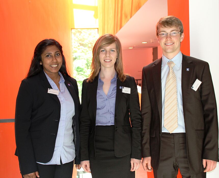 Abbildung: Das Projektteam der B2U 2013: Habitha Sadchithananthan, Eugenia Fink und Simon Storm.