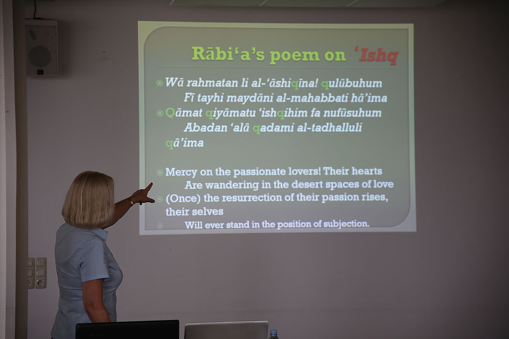 Foto: Universität Paderborn, Melina Kiziroglou. Prof. Dr. Albertini trägt ein Gedicht der Mystikerin Rābi‘a al-‘Adawiyya in original arabischer Sprache vor.