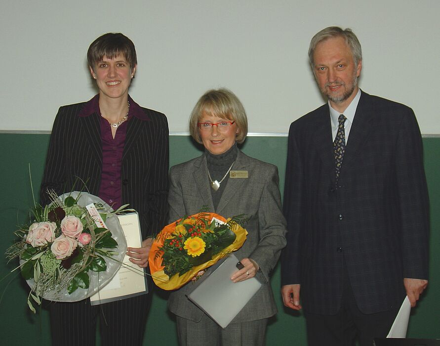 Foto (Martin Decking): Freuen sich über den ersten „Zonta Club Paderborn Award“ (v. l.): Dr. Kathrin Padberg, Bärbel Meerkötter, Prof. Dr. Wilhelm Schäfer.