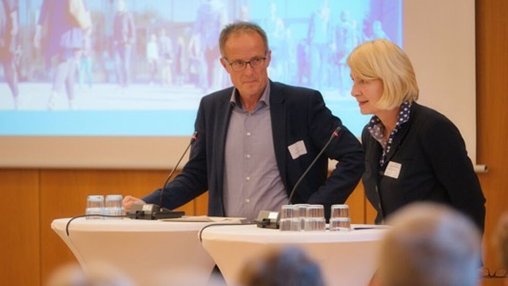 Foto (Arthur Isaak, Copyright: Hochschule OWL): Michael Uhlich (Bezirksregierung Detmold) (li.) und Professorin Ingeborg Schramm-Wölk (Vorsitzende Campus OWL/Präsidentin FH Bielefeld) begrüßen die Gäste der Jubiläumsveranstaltung.