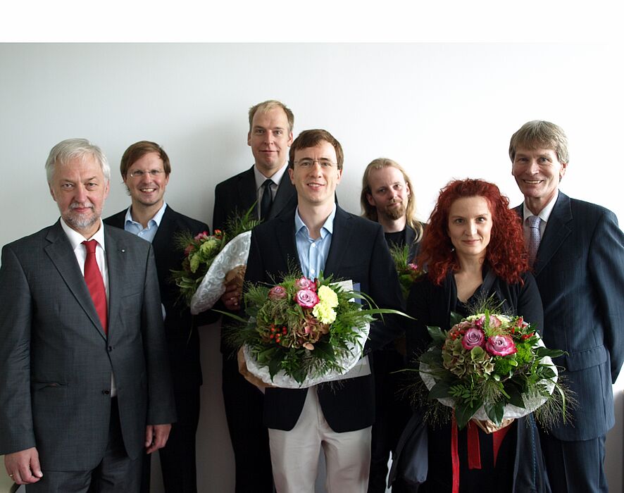 Foto (Universität Paderborn, Bianca Oldekamp): (v. l.) Prof. Dr. Wilhelm Schäfer, Jun.-Prof. Dr. Artus Krohn-Grimberghe, Jun.-Prof. Dr. Alexander Skopalik, Jun.-Prof. Dr. Kevin Tierney, Dr. Adrian Keller, Dr. Mirna Zeman und Prof. Dr. Nikolaus Risch bei