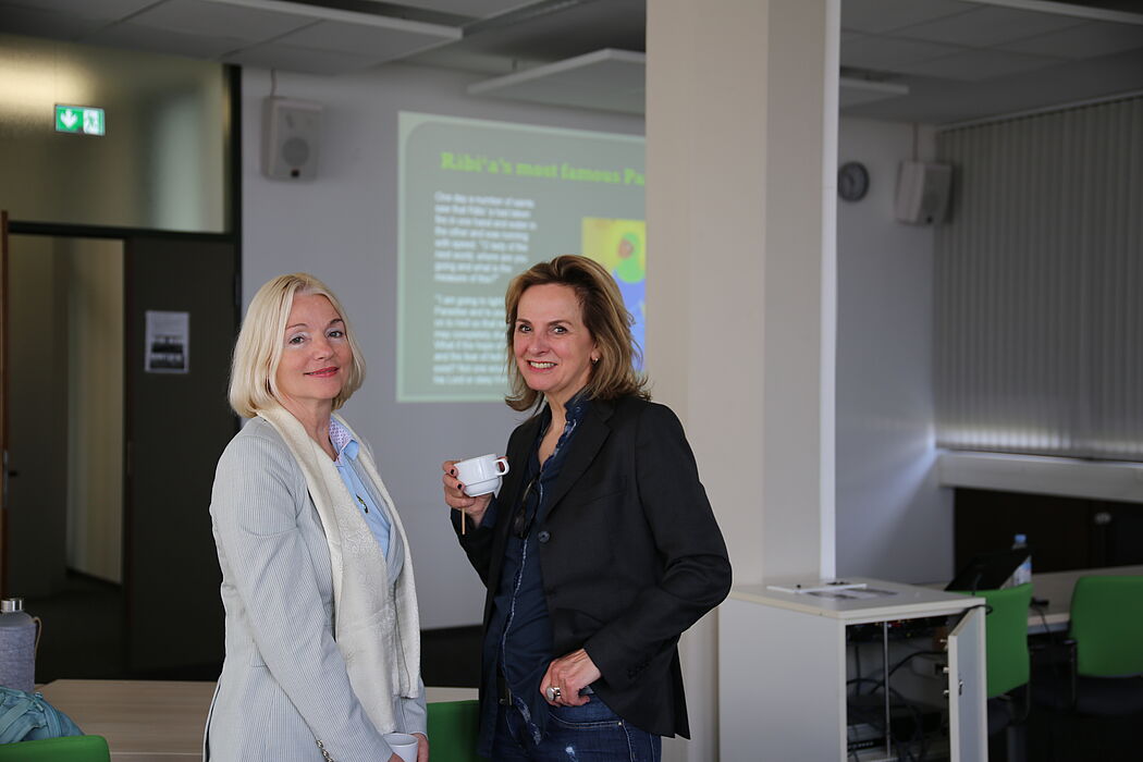 Foto: Universität Paderborn, Melina Kiziroglou. Prof. Dr. Albertini (University of Hawai’i, Manoa) und Prof. Dr. Hagengruber (Leiterin des Centers History of Women Philosophers and Scientists, Universität Paderborn).