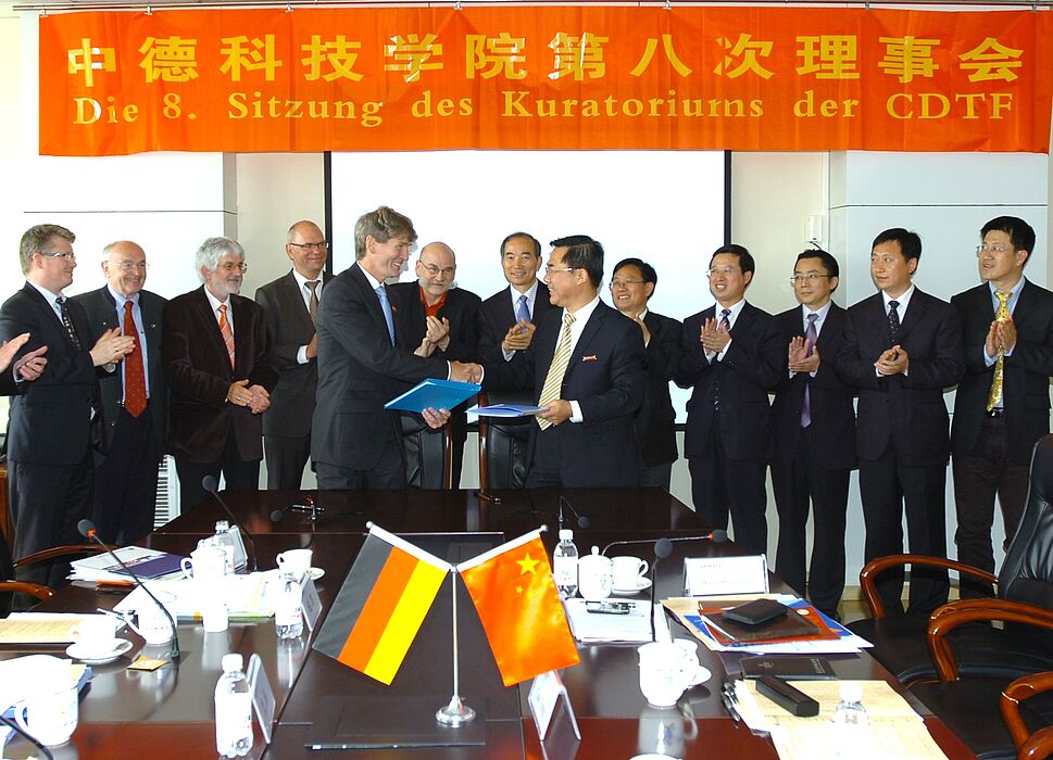 Prof. Dr. Nikolaus Risch und Prof. Dr. Ma Lianxiang unterschrieben einen Vertrag zur Entsendung von deutschen Studierenden des Maschinenbaus der Universität Paderborn nach Qingdao.