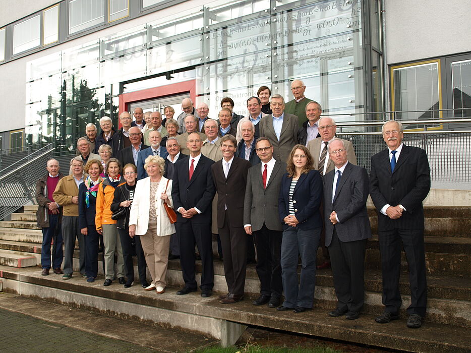 Foto (Universität Paderborn, Bianca Oldekamp): Der Vorstand des Bürgervereins Paderborn und Professoren der Universität (untere Reihe, v. re.): Prof. Dr. Artur Goldschmidt (stellv. Vorsitzender Bürgerverein), Dr. Rudolf Wansleben (Vorsitzender), Prof.