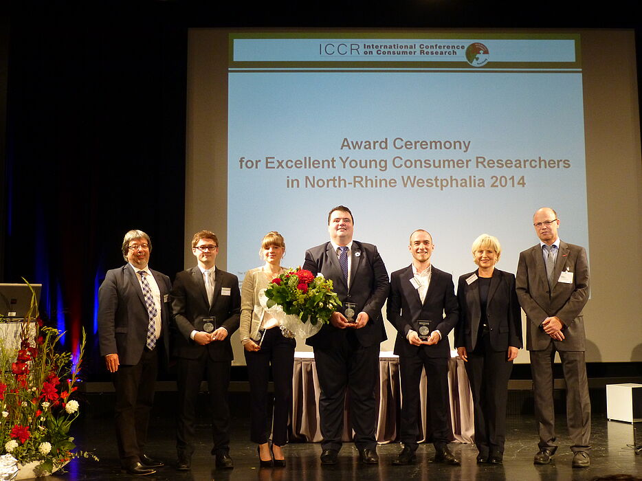 Foto (Universität Paderborn, Sabine Schulze): Bei der Preisverleihung: (v. l. n. r.) Peter Knitsch, Patrick Cichy, Sarah-Lena Böning, Dr. Emir Lasic, Markus Dollmann, Dr. Beate Wieland, Wolfgang Schuldzinski.
