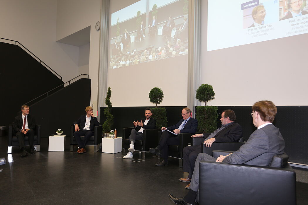 Bild: Paderborner Wirtschaftswissenschaftler im Gespräch mit Frederik G. Pferdt: „Innovationen gestalten!“ Von links: Prof. Dr. Daniel Beverungen, Dr. Sebastian Vogt, Frederik G. Pferdt, Georg Giersberg, Prof. Dr. Peter F. E. Sloane und Prof. Dr. Ste
