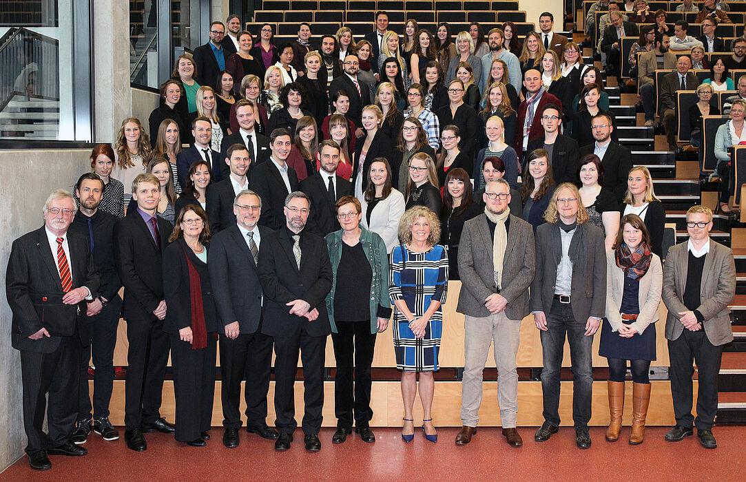 Foto (Universität Paderborn, Adelheid Rutenburges): Die Absolventen der Fakultät für Kulturwissenschaften 2013/2014.