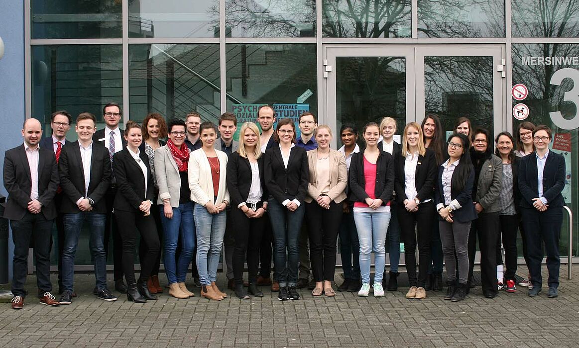 Foto: Teilnehmer/innen der Winter School 2015 und Vertreter/innen der Unternehmen bei der Abschlusspräsentation an der Universität Paderborn (Foto: Universität Paderborn, Cinderella Schröder)