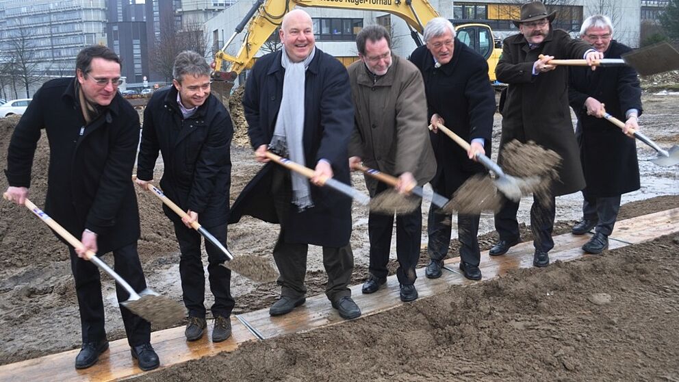 Foto (Universität Paderborn, Mark Heinemann): Erster Spatenstich (v. li.): Prof. Dr.-Ing. Hans-Jürgen Maier (Dekan Fakultät Maschinenbau), Prof. Dr. Bernd Frick (Vizepräsident für Planung, Finanzen und Internationale Beziehungen), Heinrich Micus (Nie
