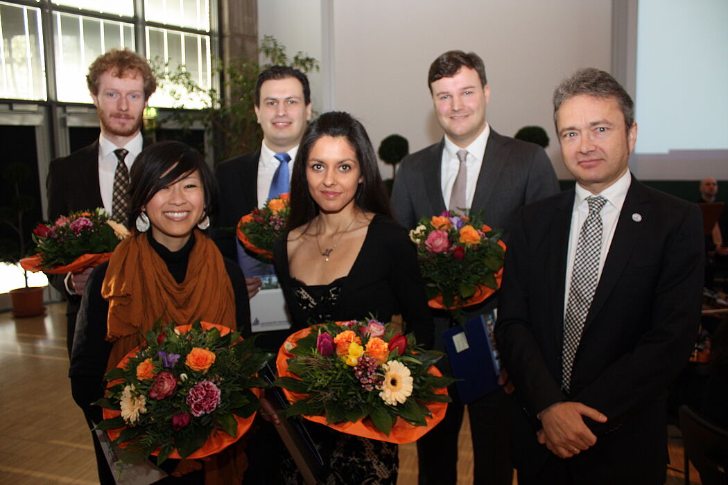 Foto (Universität Paderborn, Patrick Kleibold): Dr. Jan Möllers, Laura Mariko Tamaru, Dr. Paris Chasanis, Dr. Naheema Daniela Blankenburg und Dr. Conrad Schulze-Bentrop erhielten ihre Preise für ihre ausgezeichneten Dissertationen von Präsidiumsmitgli
