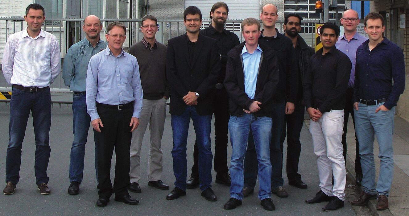 Foto: Nach vier arbeits- und erfahrungsintensiven Wochen freuen sich die Teilnehmer des „Projektlabors Digitale Fabrik“ zusammen mit den Auftraggebern der Parker Hannifin Manufacturing Germany GmbH & Co. KG und Projekt-Koordinator Marcus Petersen übe