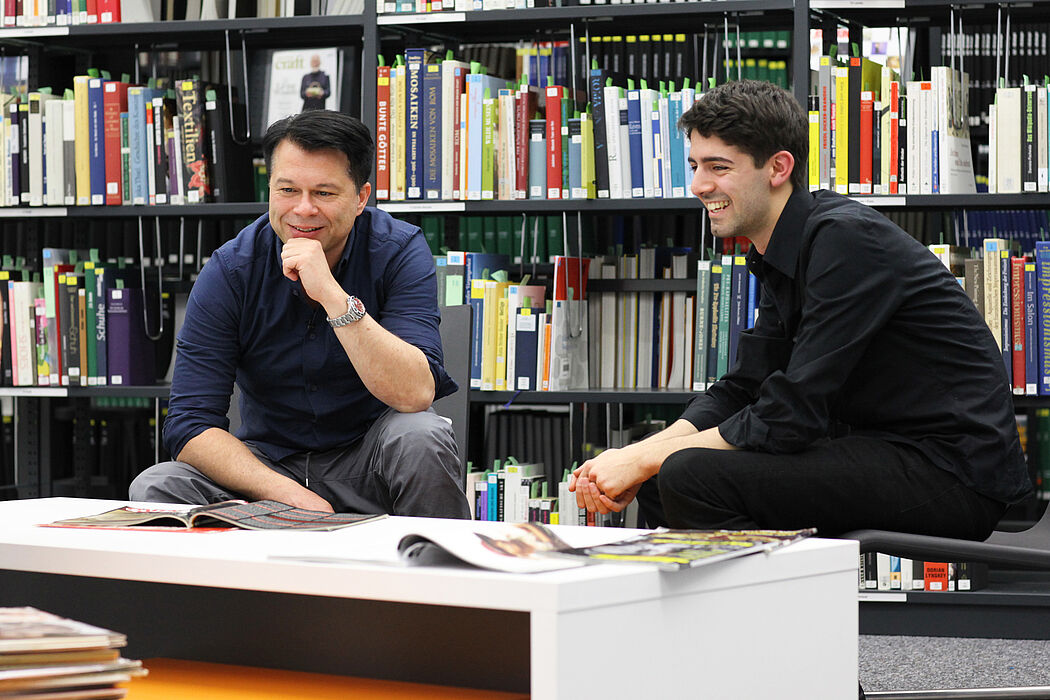 Foto (Universität Paderborn, Adelheid Rutenburges): Bei der Recherche in der Unibibliothek: Markus Kavka (links)