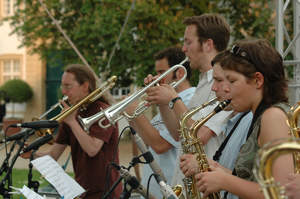 Foto: „Feedback“, eine seit 2001 bestehende Band der Universität Paderborn, deren 16 Mitglieder Studentinnen und Studenten sind, legt besonderen Wert auf die stiltypische Interpretation der Stücke.