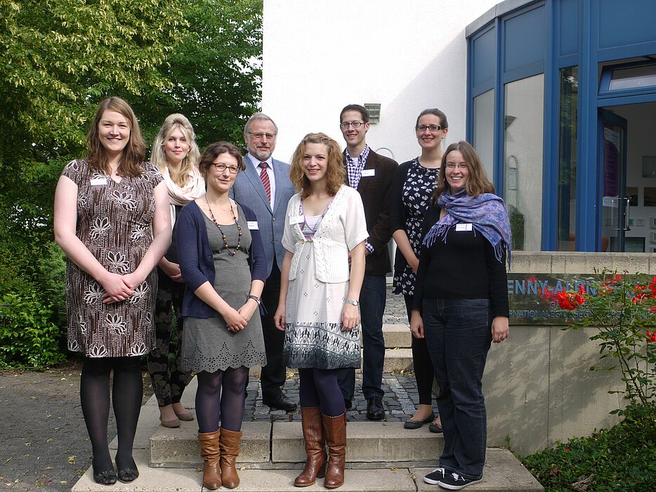 Foto (Universität Paderborn, Heike Probst): (v. l. n. r.): Das Orgateam der Graduiertentagung und "ihr" Dekan: Karina Lammert, Leonie Süwolto, Julia Steinhausen, Prof. Dr. Volker Peckhaus, Julia Kröger, Kevin M. Dear, Katharina Gefele und Jannica Budde