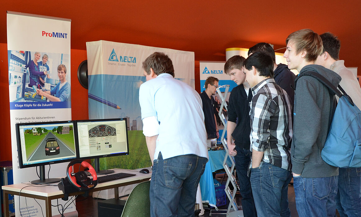 Foto (Universität Paderborn): Mit dem E-Day möchte das Institut für Elektrotechnik Schüler und angehende Studenten für das Studienfach Elektrotechnik interessieren und über den Beruf des Elektrotechnik-Ingenieurs informieren.