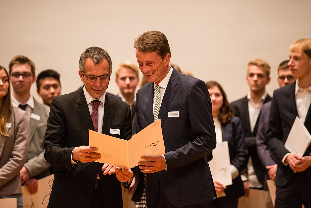 Foto: Studienfonds-Vorstandsvorsitzender und Rektor der Universität Bielefeld, Prof. Dr. Gerhard Sagerer, links, und Förderer-Vertreter Michael Deitert, Vorstandsmitglied der Volksbank Bielefeld-Gütersloh, bei der feierlichen Stipendienvergabe in der U