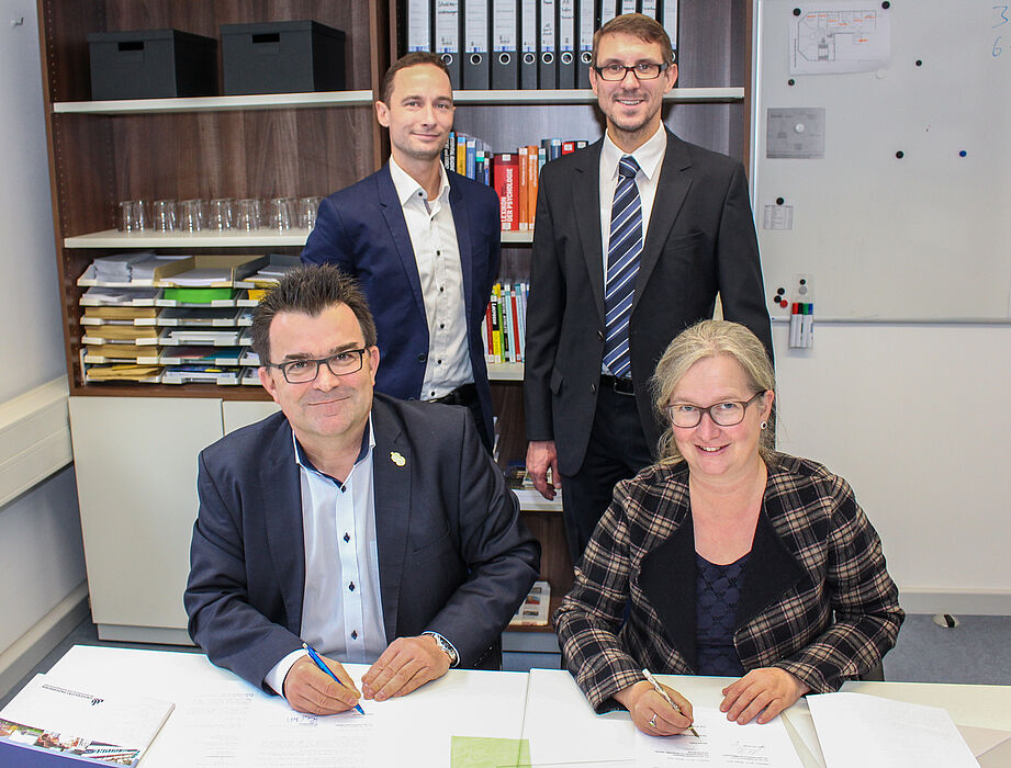 Foto (Universität Paderborn, Johannes Pauly): Vertragsunterzeichnung für ein dreijähriges Habilitations-Stipendium