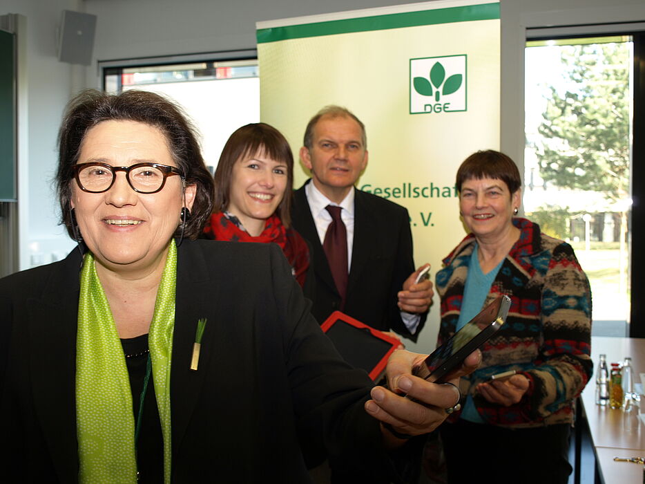 Foto (Universität Paderborn, Bianca Oldekamp): Sie beschäftigen sich mit den Zusammenhängen moderner Medien und Technologien und der Ernährungswissenschaft (v. l.): Prof. Dr. Hannelore Daniel (Präsidiumsmitglied DGE, TU München), Carina Schnellbäch