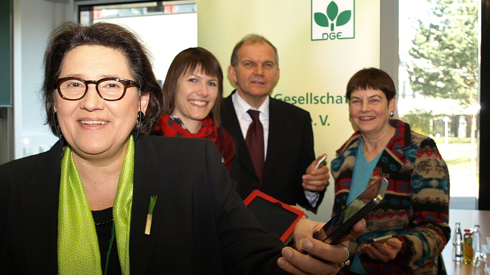 Foto (Universität Paderborn, Bianca Oldekamp): Sie beschäftigen sich mit den Zusammenhängen moderner Medien und Technologien und der Ernährungswissenschaft (v. l.): Prof. Dr. Hannelore Daniel (Präsidiumsmitglied DGE, TU München), Carina Schnellbäch