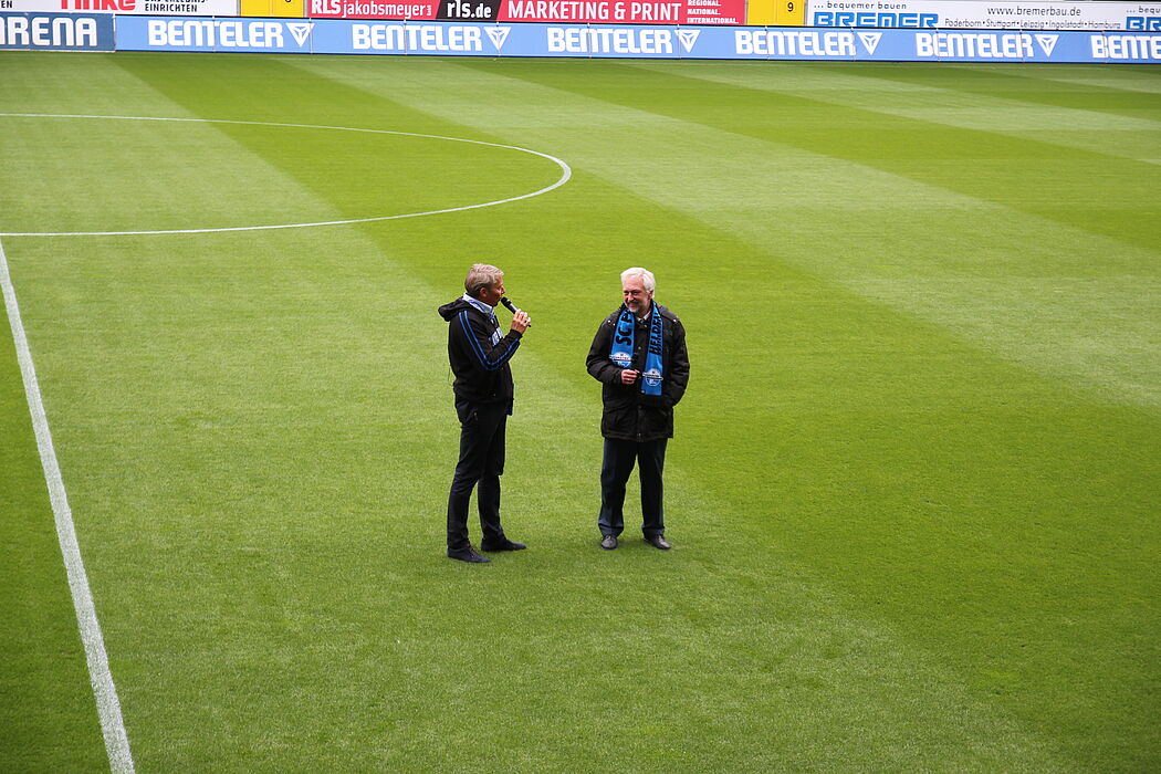 Foto (Universität Paderborn, Nina Reckendorf): Erstsemesterbegrüßung im Stadion