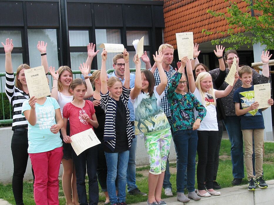 Foto: Die FFP-Schülerinnen und Schüler und die Lehramtsstudierenden nach Überreichung der Urkunden für ihre engagierte Mitarbeit im Projekt.