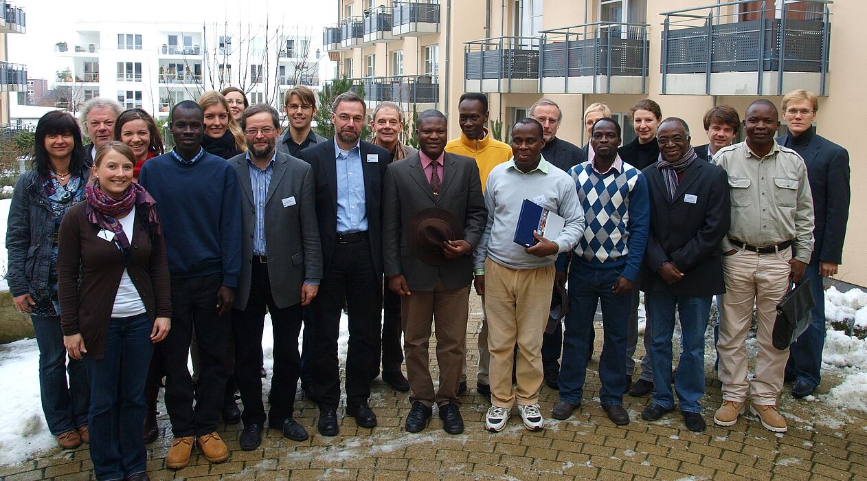 Foto (Universität Paderborn, Martin Decking): Leiten die Veranstaltung: Prof. Dr. Michael Hofmann (vorn, 3. v. li.) und Prof. Dr. Norbert Otto Eke (vorn, 4. v. li.). Von der ersten Paderborner Tagung zur deutsch-afrikanischen Literaturwissenschaft erhoff