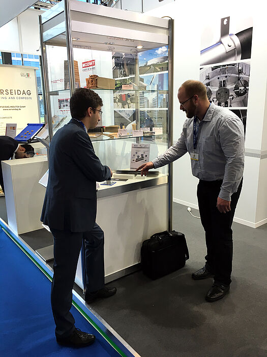 Foto (ILH): Präsentation und Diskussion der Hybrid-Demonstratoren.