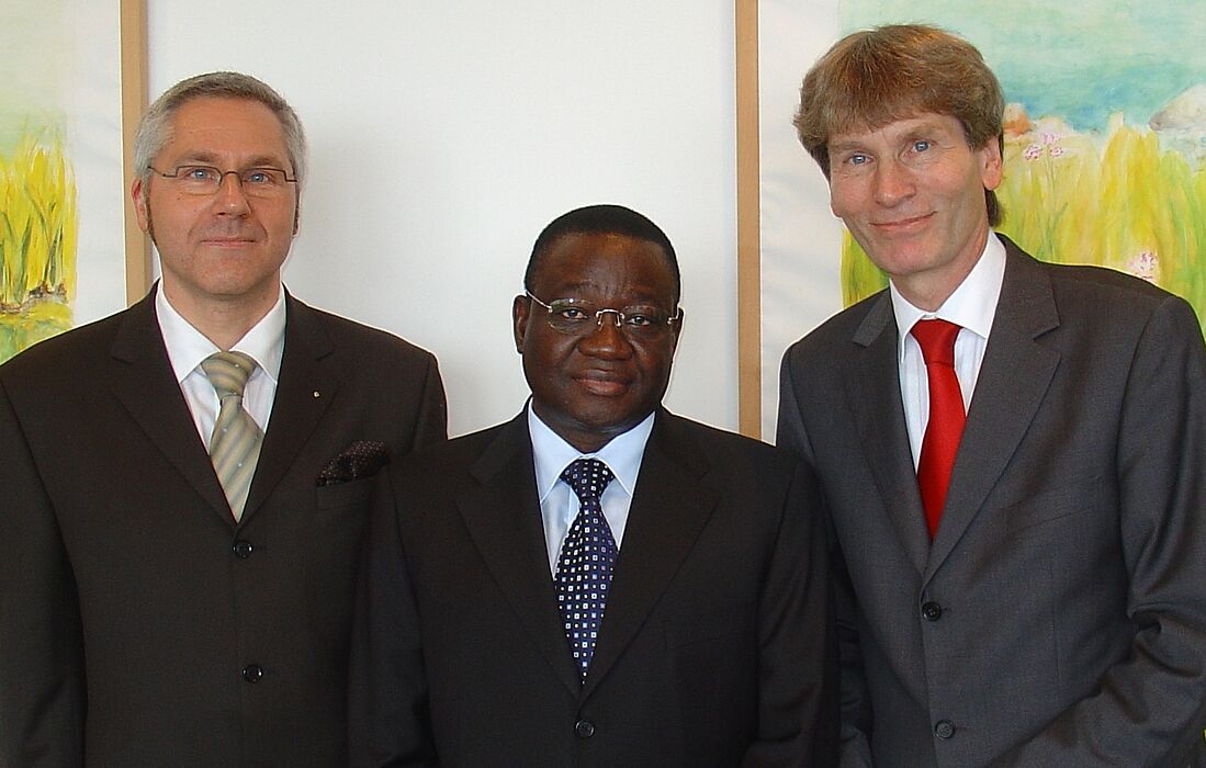 Foto (Universität Paderborn, Martin Decking): Planen eine Kooperation zwischen den Universitäten Paderborn und Ouagadougou (v. li.): Prof. Dr. Dieter Krimphove, Botschafter Xavier Niodogo und Uni Präsident Prof. Dr. Nikolaus Risch.