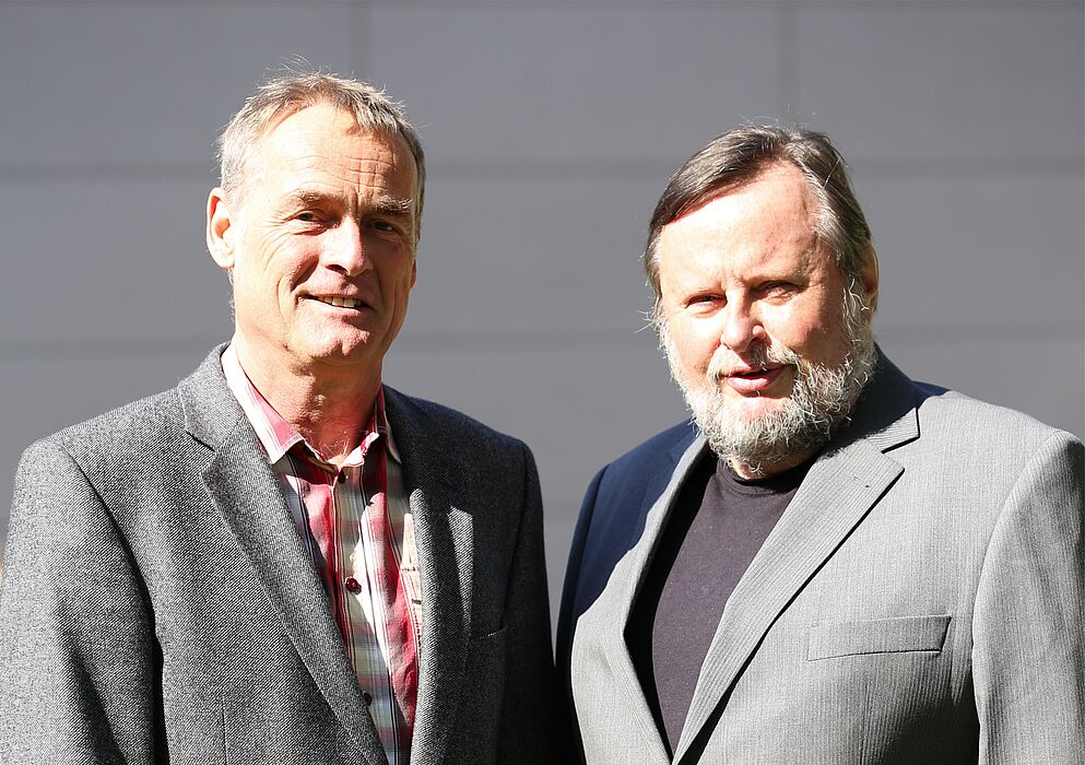 Foto (Universität Paderborn, Reinhard Schwarz): (v. l.) Dr. Helmut Schröder und Prof. Dr. Peter F.E. Sloane.