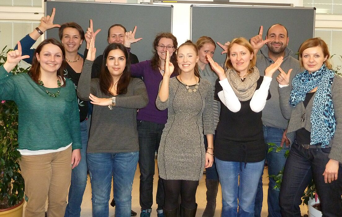 Foto (Silvia Sporkmann): Claudia Decker (Koordinatorin des Netzwerks, hinten links), Mostapha Boukllouâ (Landeskoordinator der Netzwerke mit Zuwanderungsgeschichte NRW, hinten rechts) und die Mitglieder sind stolz auf zwei Jahre Studierendennetzwerk „L
