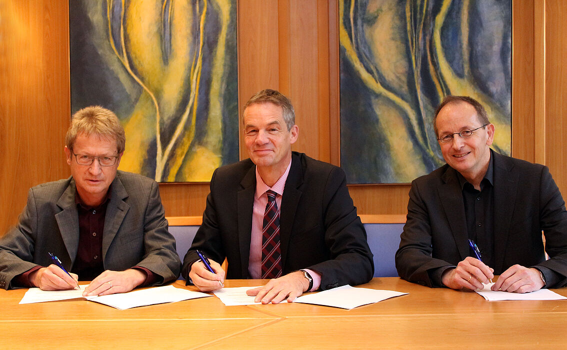 Foto (Universität Paderborn, Heiko Appelbaum): Haben die weitere Kooperation besiegelt (v. l.): Lothar Pelz, Thomas Holm und Prof. Dr. Niclas Schaper.